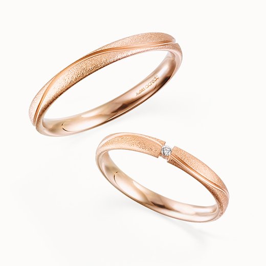 人とかぶらないおしゃれな結婚指輪なら、人気急上昇中のゴールドで。