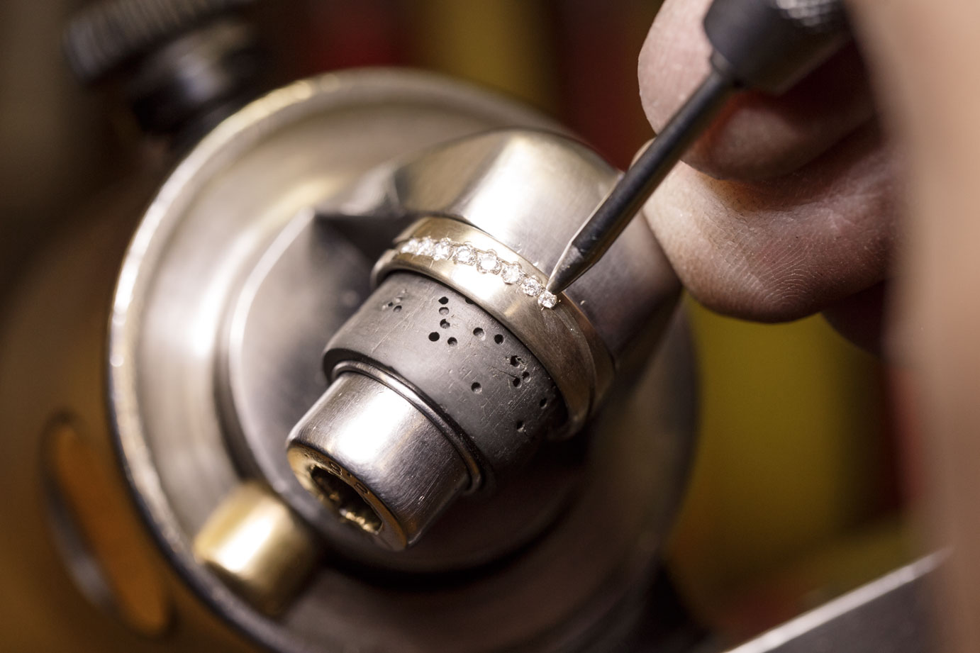 マイスター制度によって輩出された職人が手掛ける、ドイツ製リングの魅力とは